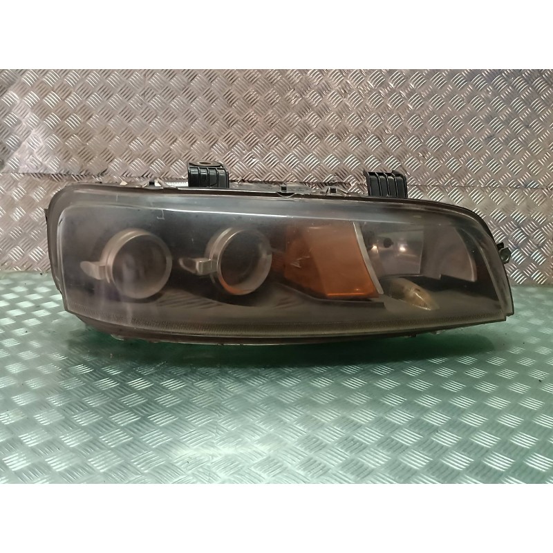 Recambio de faro derecho para fiat punto berlina (188) 1.2 8v referencia OEM IAM TYC205957  