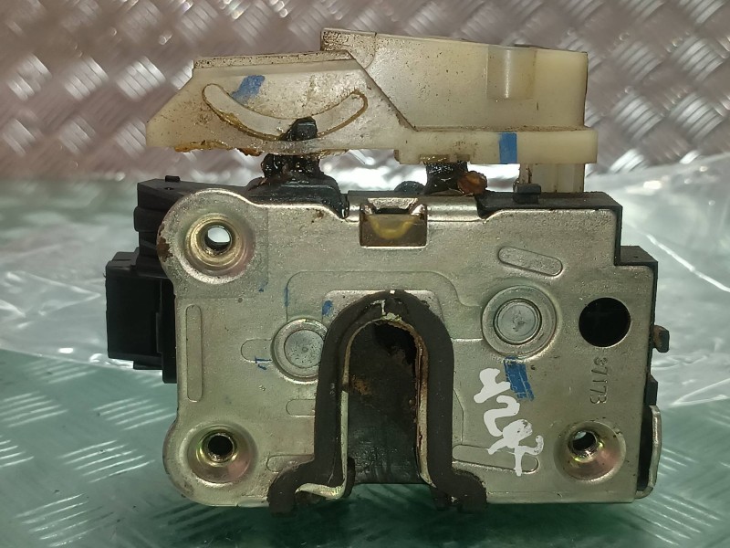 Recambio de cerradura puerta delantera izquierda para dacia duster ambiance 4x2 referencia OEM IAM 805038137R 3717B ELECTRICA