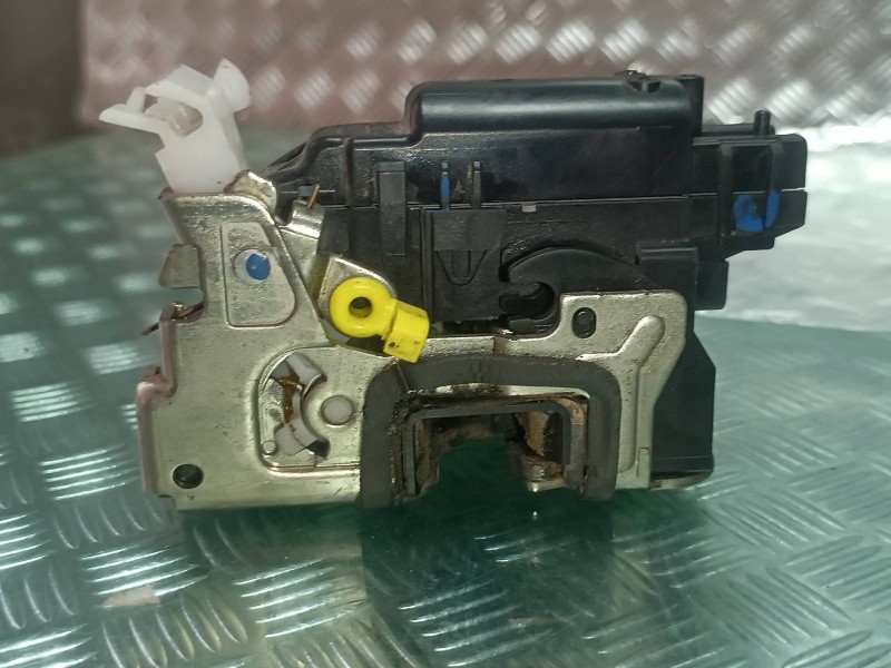 Recambio de cerradura puerta delantera izquierda para dacia duster ambiance 4x2 referencia OEM IAM 805038137R 3717B ELECTRICA