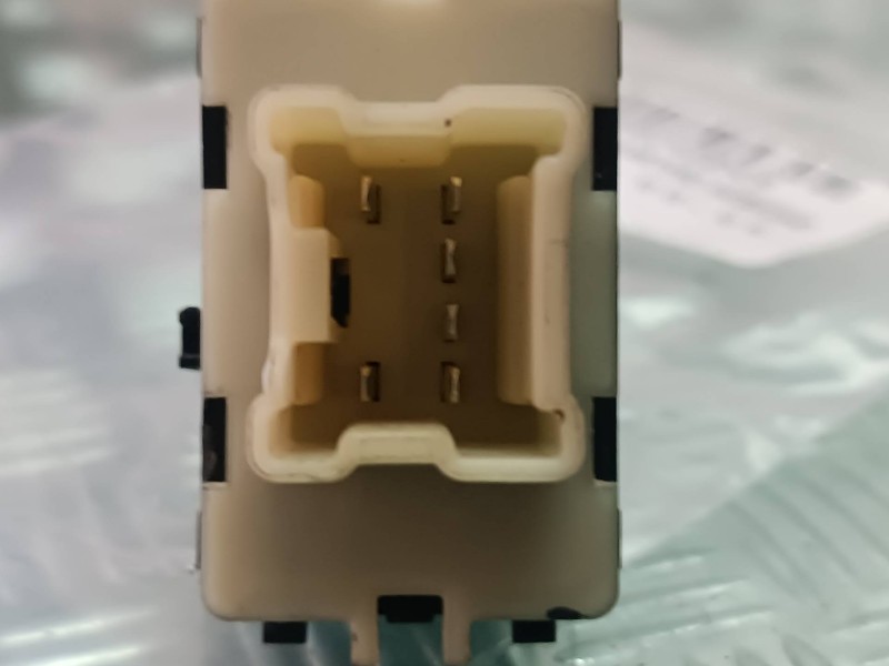 Recambio de mando elevalunas delantero derecho para dacia duster ambiance 4x2 referencia OEM IAM 254217475R  CONECTOR 6 PINES