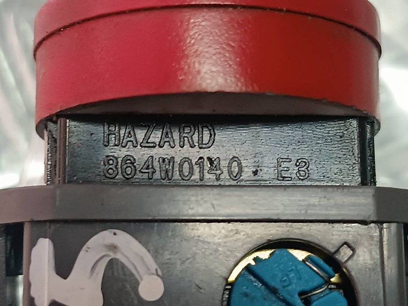 Recambio de warning para chevrolet kalos 1.4 se referencia OEM IAM 864W0140  CONECTOR 8 PINES