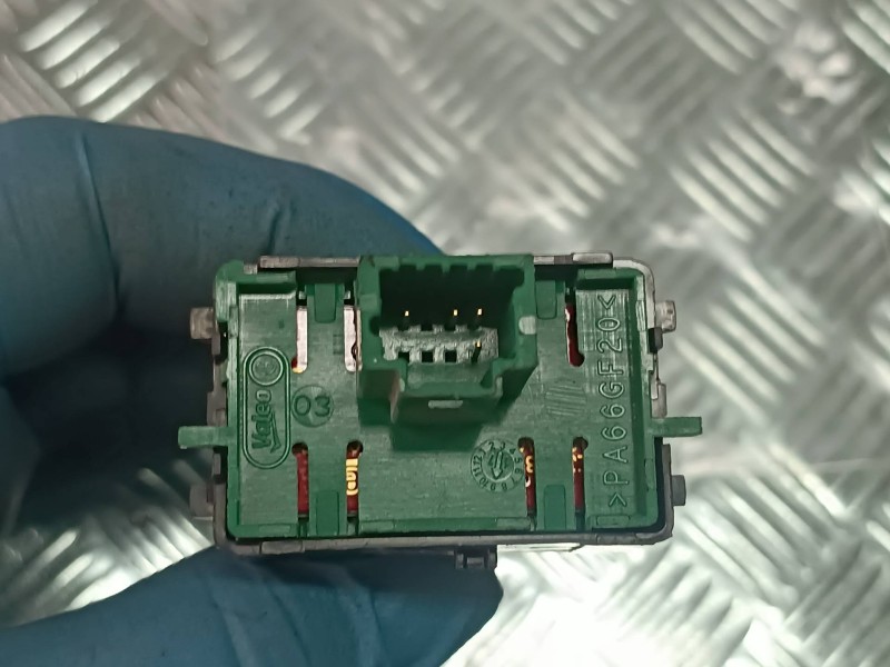 Recambio de interruptor para dacia duster ambiance 4x2 referencia OEM IAM 251538545R  CONECTOR DE 4 PINES