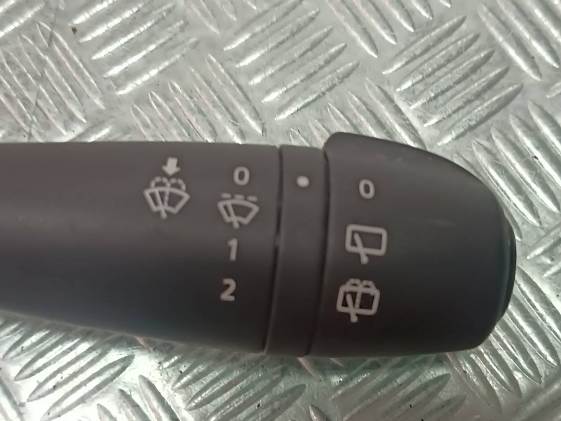 Recambio de mando limpia para dacia duster ambiance 4x2 referencia OEM IAM E1109568  