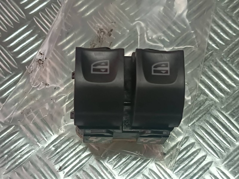 Recambio de mando elevalunas delantero izquierdo para dacia duster ambiance 4x2 referencia OEM IAM 254117873R  CONECTOR 7 PINES