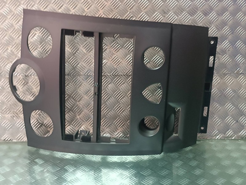 Recambio de embellecedor para renault megane ii classic berlina confort authentique referencia OEM IAM   FRONTAL RADIO