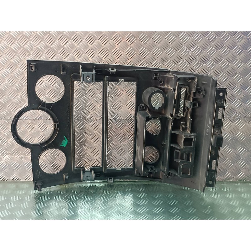 Recambio de embellecedor para renault megane ii classic berlina confort authentique referencia OEM IAM   FRONTAL RADIO