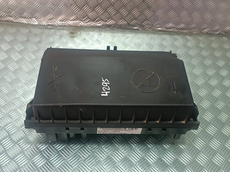 Recambio de caja reles / fusibles para opel astra j sports tourer sport referencia OEM IAM C11000139  