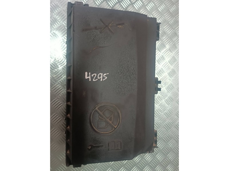 Recambio de caja reles / fusibles para opel astra j sports tourer sport referencia OEM IAM C11000139  