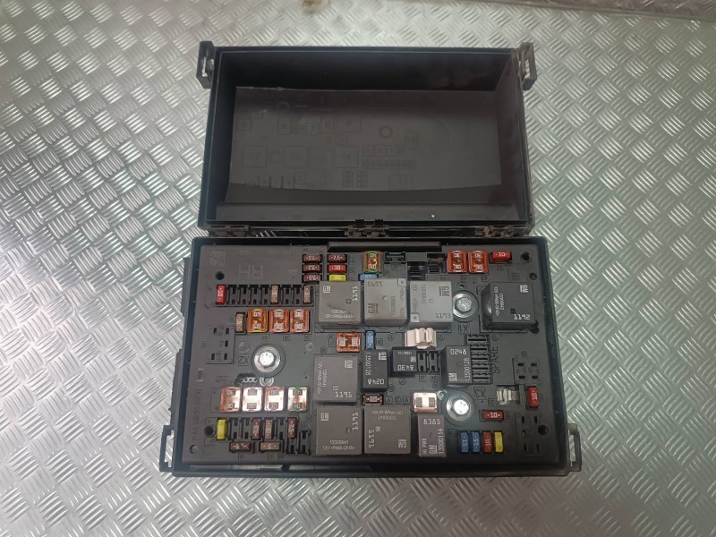 Recambio de caja reles / fusibles para opel astra j sports tourer sport referencia OEM IAM C11000139  