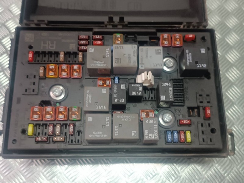 Recambio de caja reles / fusibles para opel astra j sports tourer sport referencia OEM IAM C11000139  