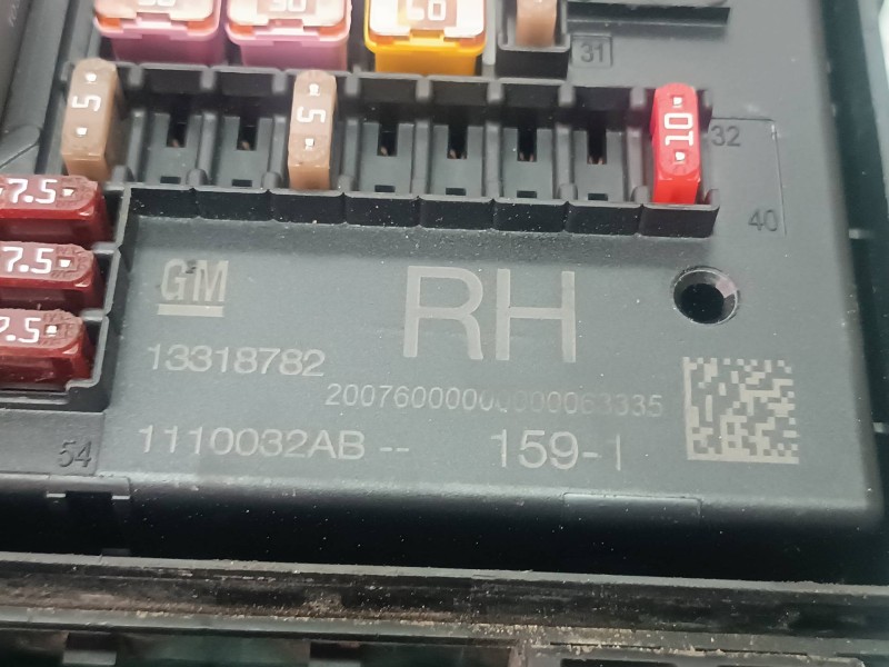 Recambio de caja reles / fusibles para opel astra j sports tourer sport referencia OEM IAM C11000139  