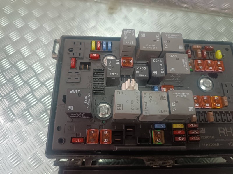 Recambio de caja reles / fusibles para opel astra j sports tourer sport referencia OEM IAM C11000139  