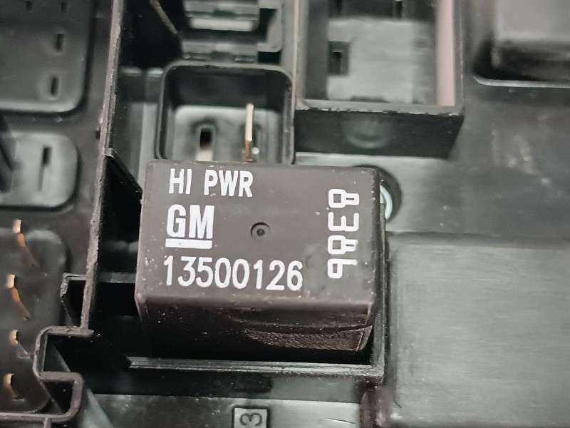 Recambio de caja reles / fusibles para opel astra j sports tourer sport referencia OEM IAM 13343950 365927271 