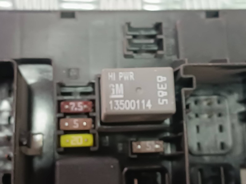 Recambio de caja reles / fusibles para opel astra j sports tourer sport referencia OEM IAM 13343950 365927271 