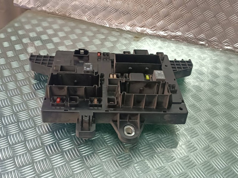 Recambio de caja reles / fusibles para opel astra j sports tourer sport referencia OEM IAM 13343950 365927271 
