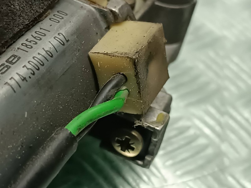 Recambio de motor elevalunas delantero derecho para audi 100 avant (c4) europa referencia OEM IAM 4A0959802  BROSE