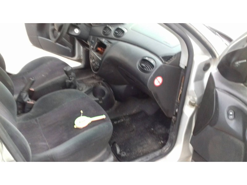 ford focus berlina (cak) del año 2000