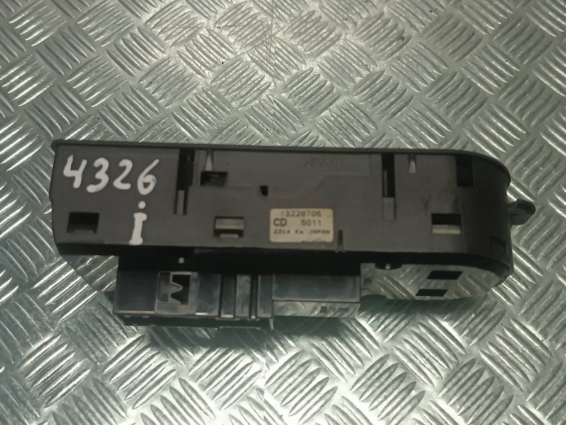 Recambio de mando elevalunas delantero izquierdo para opel astra gtc cosmo referencia OEM IAM 13228706  
