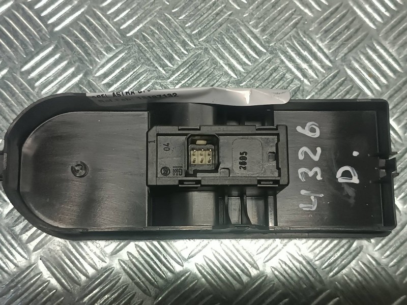 Recambio de mando elevalunas delantero derecho para opel astra gtc cosmo referencia OEM IAM 13197132  CONECTOR 6 PINES