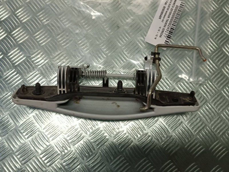 Recambio de maneta exterior trasera derecha para dacia duster ambiance 4x2 referencia OEM IAM 806068948R  