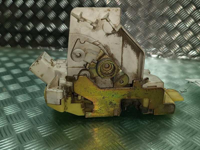 Recambio de cerradura puerta delantera derecha para ford focus berlina (cak) trend referencia OEM IAM XS41A21812CF  ELECTRICA