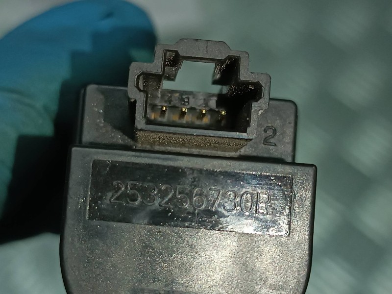 Recambio de sensor para dacia duster ambiance 4x2 referencia OEM IAM 253256730R CONECTOR 4 PINES PEDAL EMBRAGUE