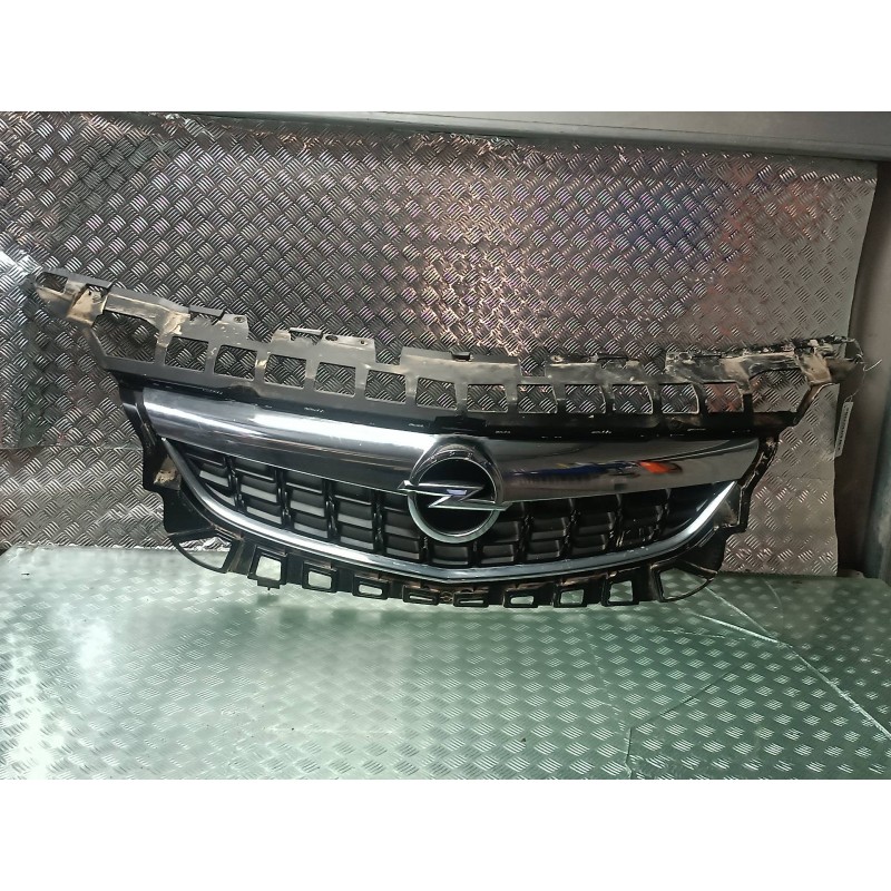 Recambio de rejilla delantera para opel astra j sports tourer sport referencia OEM IAM 13294645  