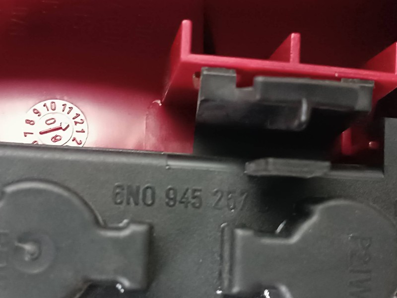 Recambio de piloto trasero izquierdo para volkswagen polo berlina (6n2) conceptline referencia OEM IAM 6N0945257B  HELLA