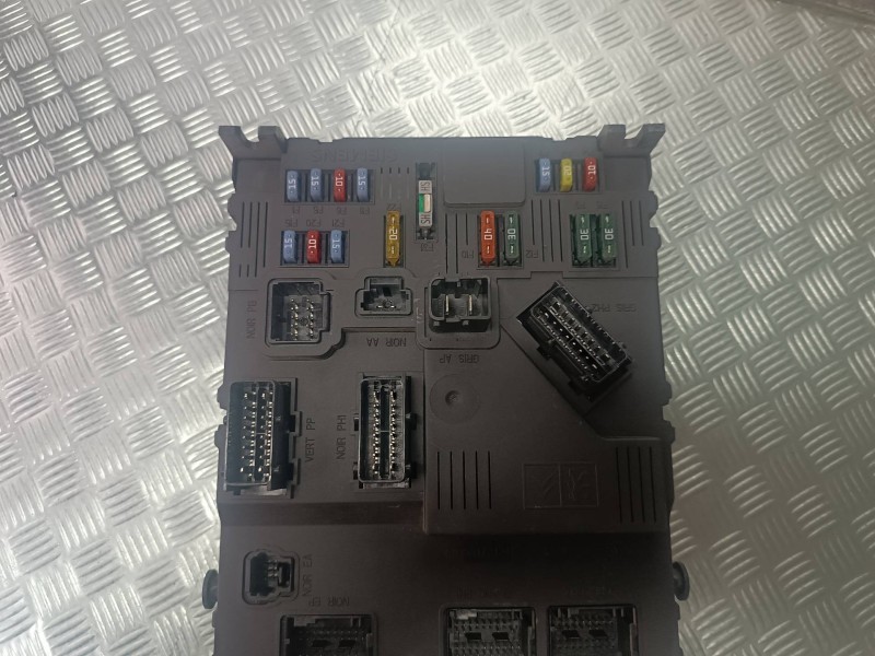 Recambio de caja reles / fusibles para citroen xsara picasso referencia OEM IAM 9657999780 S11805220F BSI E0200