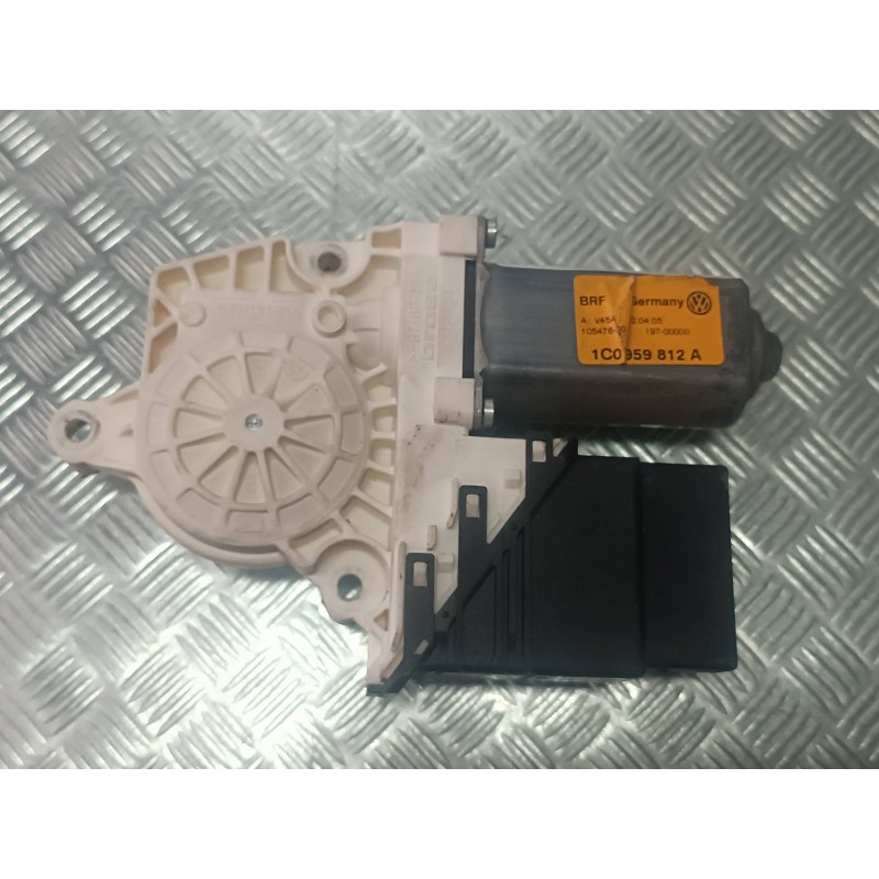 Recambio de motor elevalunas trasero derecho para volkswagen bora berlina (1j2) referencia OEM IAM 1C0959812A 105476301 BROSE