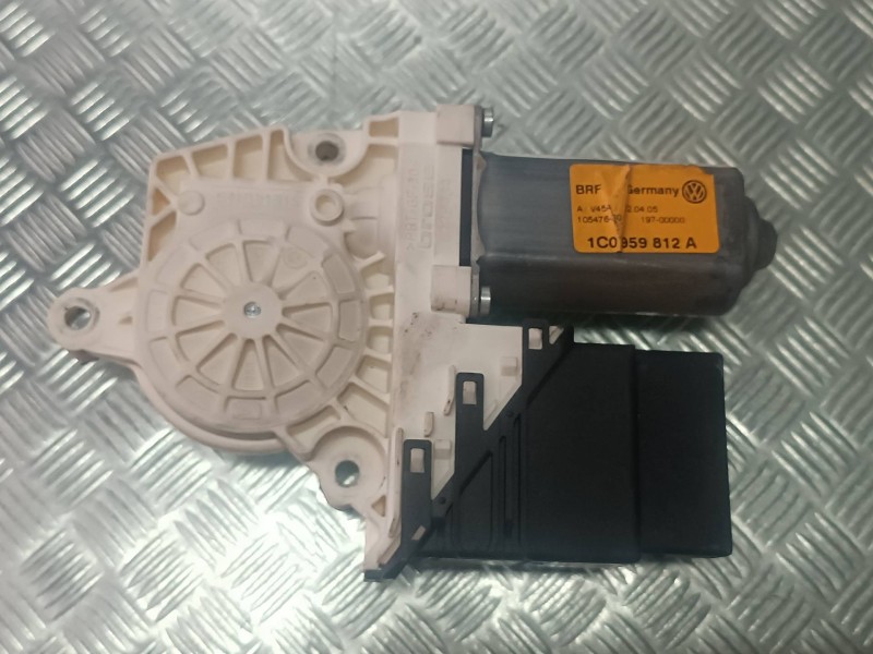 Recambio de motor elevalunas trasero derecho para volkswagen bora berlina (1j2) referencia OEM IAM 1C0959812A 105476301 BROSE