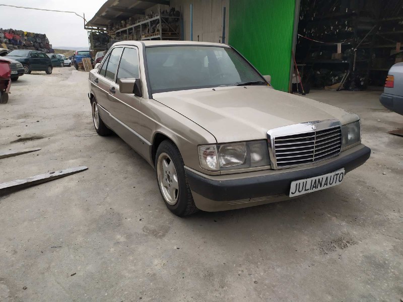 mercedes-benz clase c (w201) berlina del año 1986