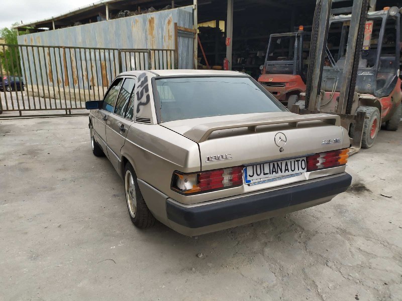 mercedes-benz clase c (w201) berlina del año 1986