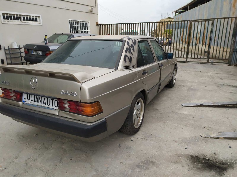 mercedes-benz clase c (w201) berlina del año 1986
