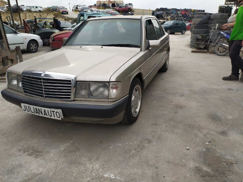 mercedes-benz clase c (w201) berlina del año 1986