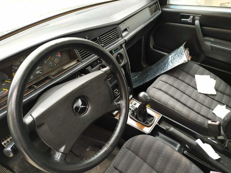 mercedes-benz clase c (w201) berlina del año 1986