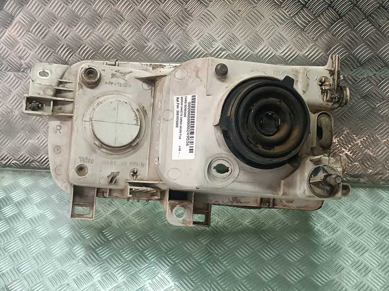 Recambio de faro derecho para nissan vanette cargo (hc23) furg. referencia OEM IAM 260107C002 67725920 VALEO