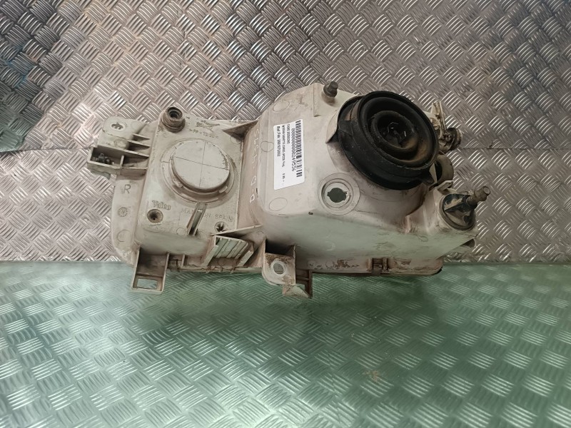 Recambio de faro derecho para nissan vanette cargo (hc23) furg. referencia OEM IAM 260107C002 67725920 VALEO