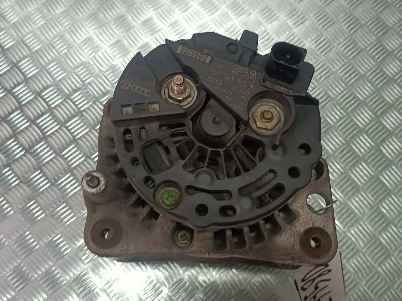 Recambio de alternador para volkswagen polo berlina (6n2) conceptline referencia OEM IAM 037903025M 0124325013 90A