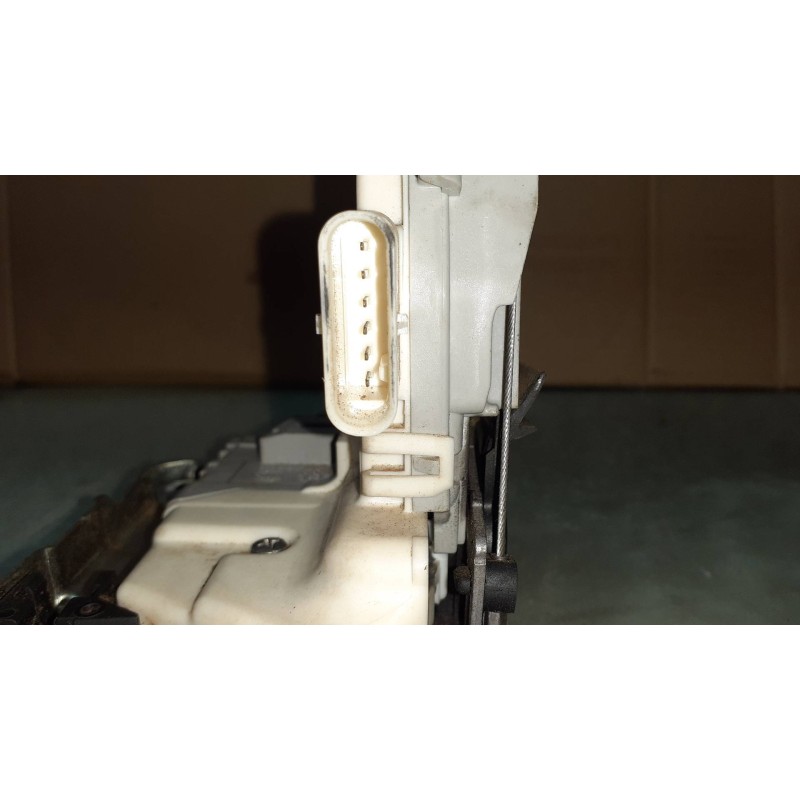 Recambio de cerradura puerta trasera derecha para audi a4 ber. (b8) basis referencia OEM IAM 8K0839016C BLANCO 6 PINES