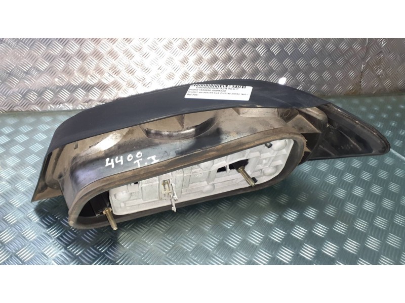 Recambio de piloto trasero izquierdo para peugeot 306 berlina 3/4/5 puertas (s2) referencia OEM IAM 2522  