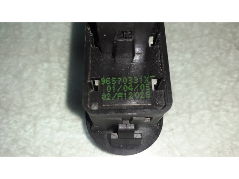 Recambio de mando elevalunas delantero izquierdo para peugeot 1007 sport referencia OEM IAM 96570331XT 96401469XT 