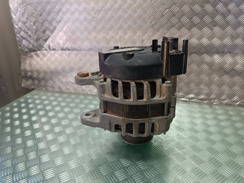 Recambio de alternador para dacia sandero iii referencia OEM IAM 231001167R VALEO 120A