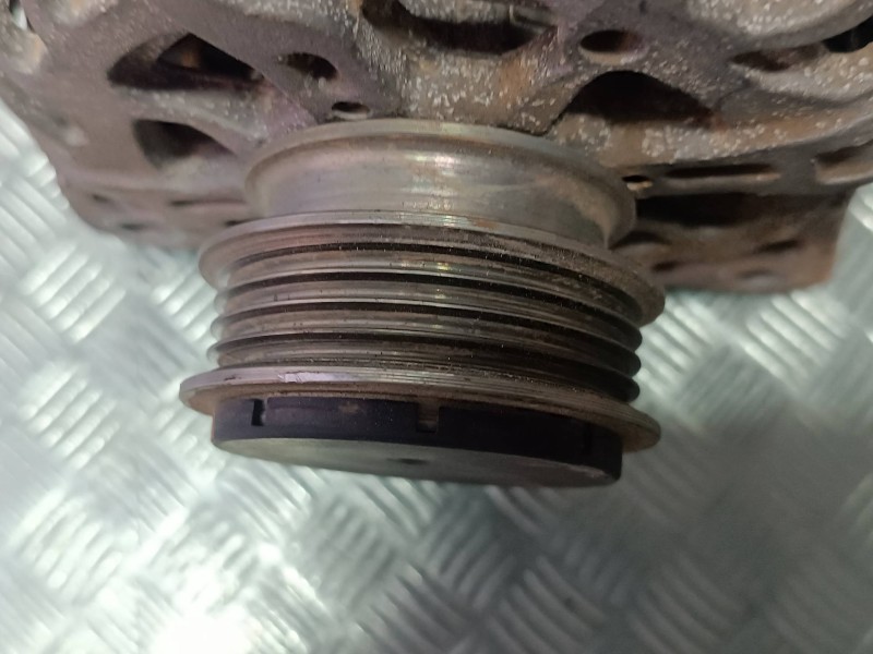 Recambio de alternador para dacia sandero iii referencia OEM IAM 231001167R VALEO 120A