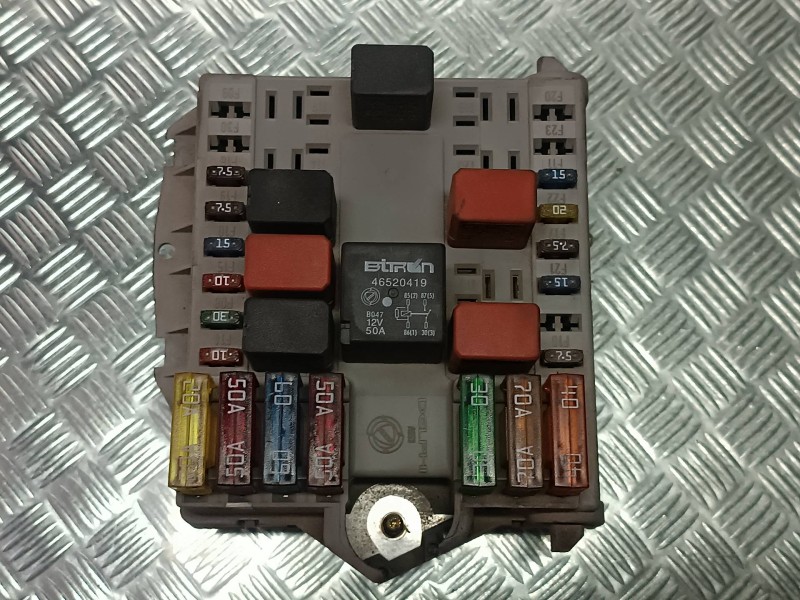 Recambio de caja reles / fusibles para fiat punto berlina (188) 1.2 8v referencia OEM IAM 46760253 46760253FIRE DELPHI