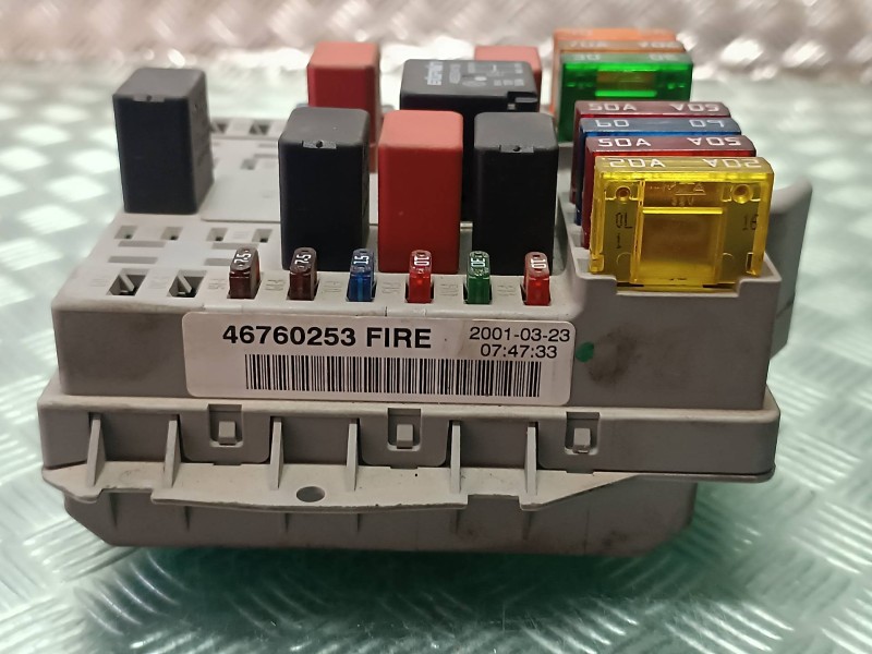 Recambio de caja reles / fusibles para fiat punto berlina (188) 1.2 8v referencia OEM IAM 46760253 46760253FIRE DELPHI