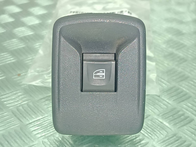 Recambio de mando elevalunas trasero izquierdo para dacia sandero iii referencia OEM IAM 00240089  CONECTOR 6 PINES