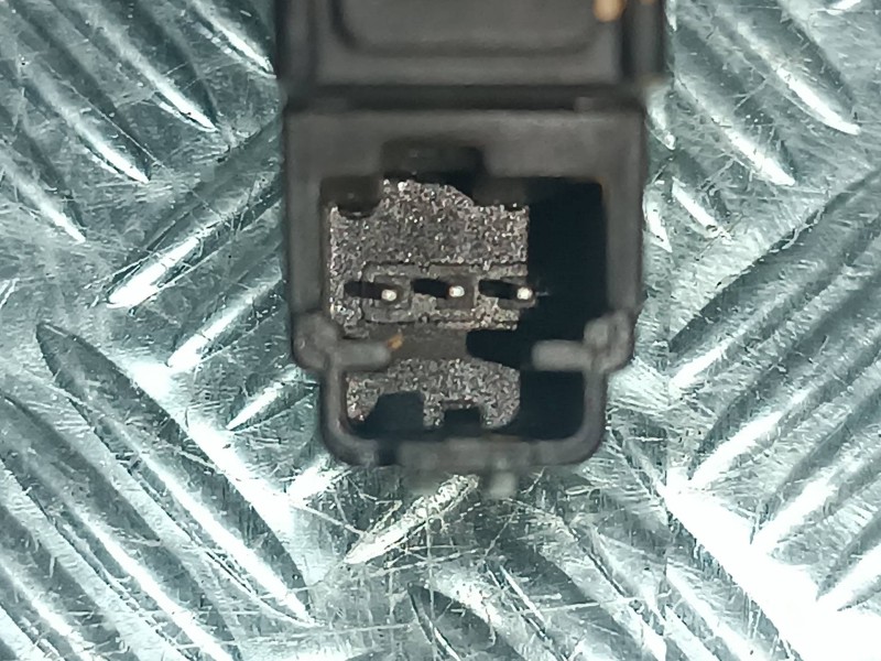 Recambio de warning para ford ecosport (cr6) referencia OEM IAM DG9T13A350AEW  CONECTOR 3 PINES