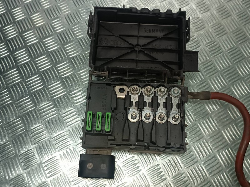 Recambio de caja reles / fusibles para seat leon (1m1) referencia OEM IAM 1J0937550 TRW BORNE BATERIA