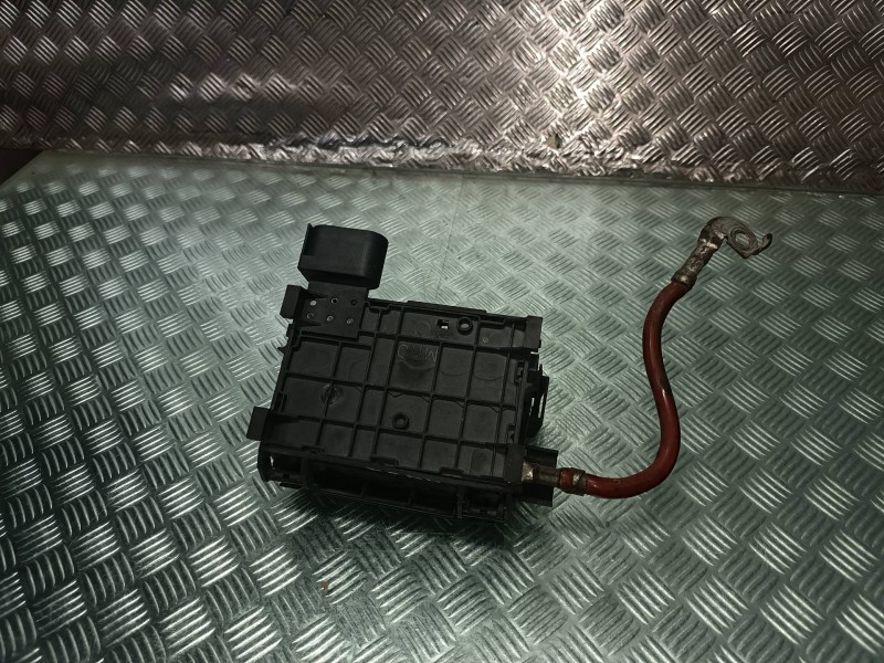 Recambio de caja reles / fusibles para seat leon (1m1) referencia OEM IAM 1J0937550 TRW BORNE BATERIA